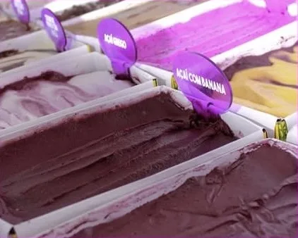 Cubas de açaí com banana e açaí gelado no freezer
