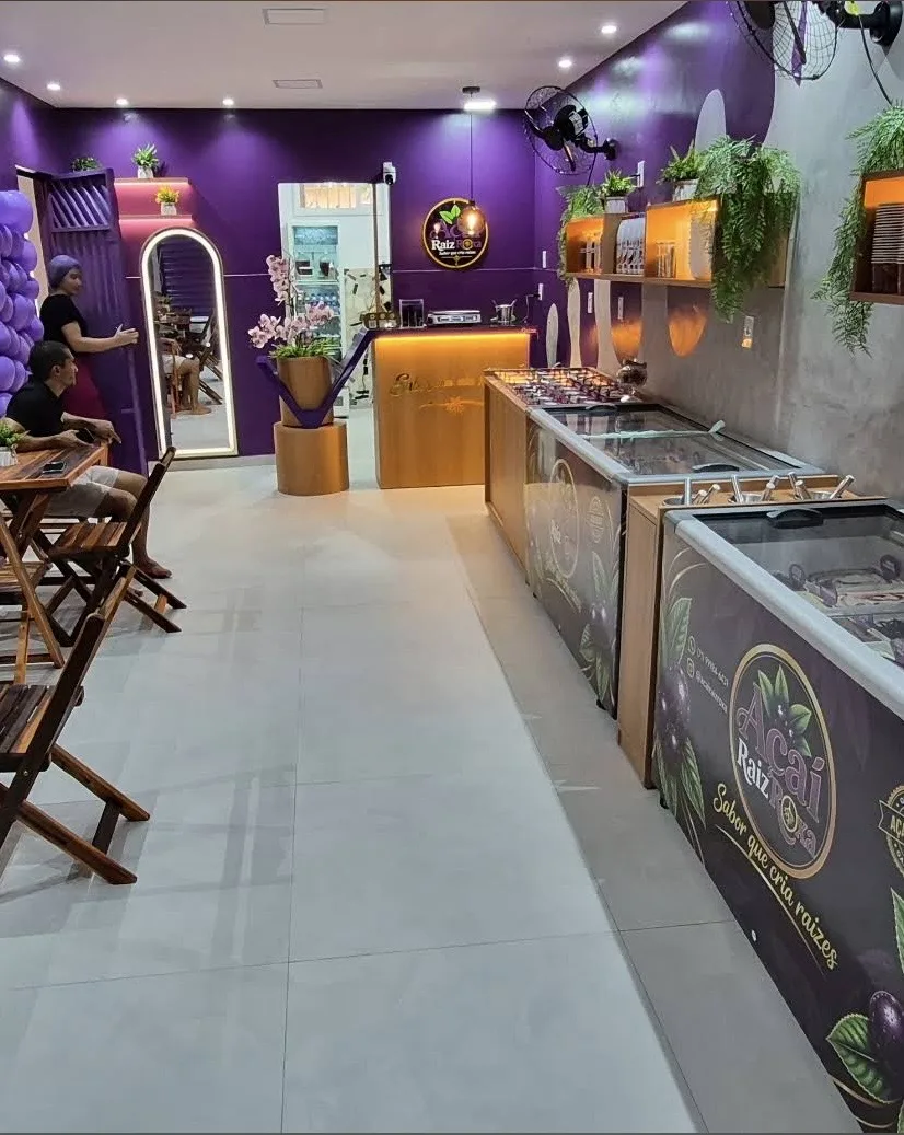 Interior da loja Açaí Raiz Roxa com paredes roxas e balcão